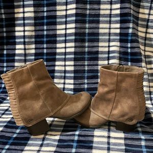 Zip up cuffed heeled boot